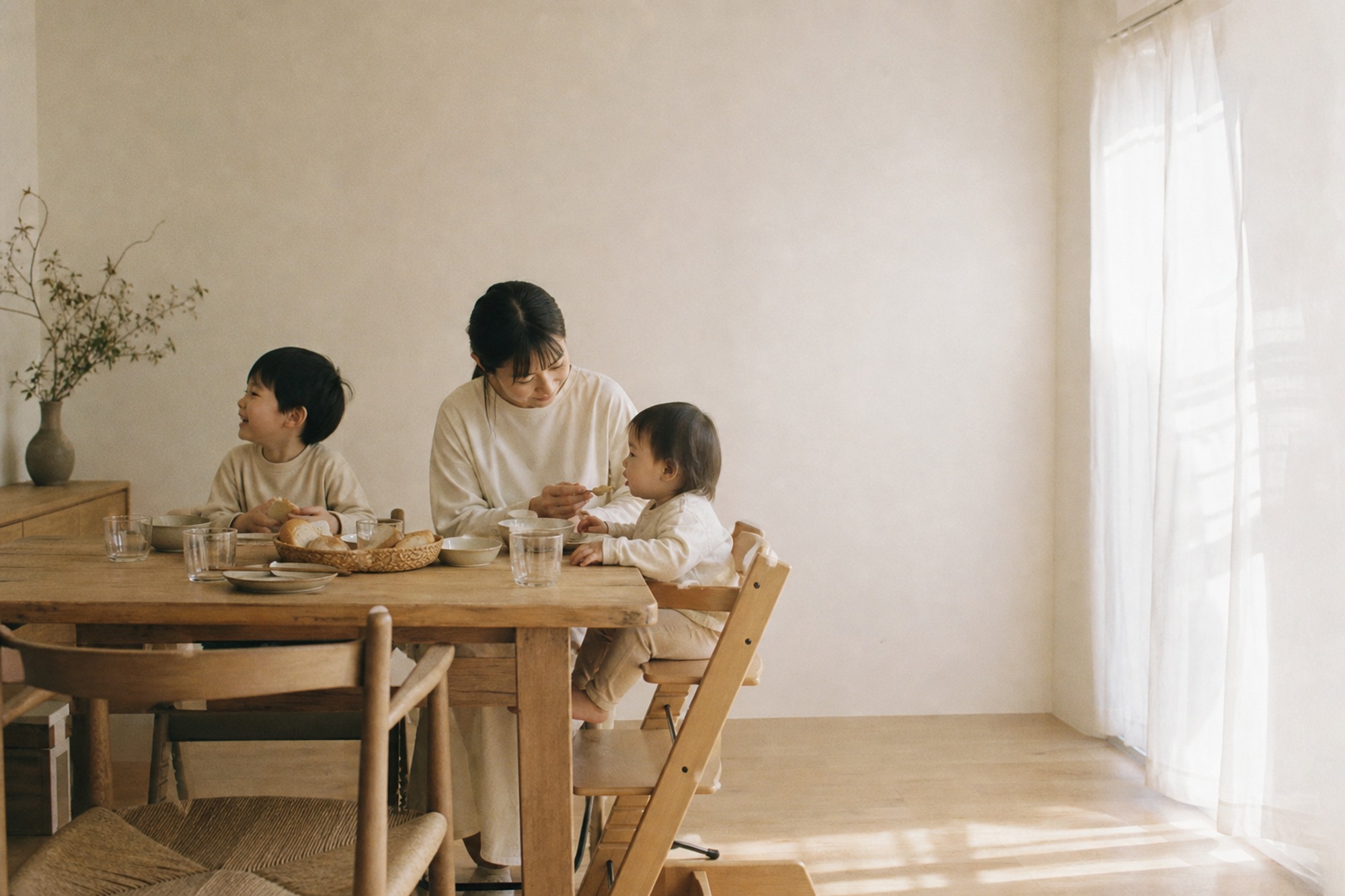 朝の食卓を囲む母親と子どもたち
